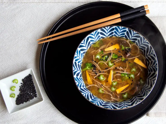 Soupe miso érable, tofu et légumes