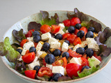 Salade d’aubergine, fêta et raisins noirs