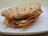 Sandwich scandaleux du dimanche midi: morbier, bacon et oignons caramélisés à la crème de balsamique