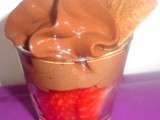 Mousse au chocolat sur son lit de fraises servie avec son mini spéculos