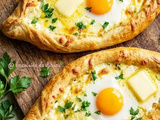 Khachapuri Adjarien ou pain bateau au fromage