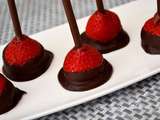 Sucettes fraises-chocolat noir pour les gourmands