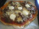 Pizza viande hachée, tomates séchées et chevre frais