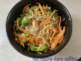 Pad Thai: nouilles sautées aux crevettes (ou tofu), brocoli,petits pois et carottes, recette d’inspiration thaïlandaise