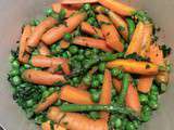 Petits pois et carottes nouvelles (et asperges vertes en option) parfumés délicatement à la menthe, persil et romarin