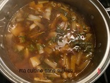Soupe bok choy, pommes de terre, bouillon de bœuf et gingembre frais