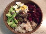 « veggie bowl » betterave, riz, avocat, œuf dur et sauce graines de courge
