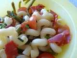 Salade de pâtes estivale: haricots verts, chorizo et tomates cerises