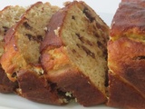 Banana bread aux pépites de chocolat noir et aux raisins secs