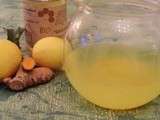 Boisson chaude au curcuma frais, gingembre, citron et miel