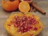 Salade de fruits: kakis, mandarines, grenade, baies de Gogi et cannelle
