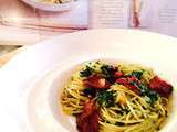 Spaghettis au pesto de roquette et bacon croustillant