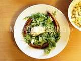 Salade de roquette, oeuf poché et petites saucisses allemandes