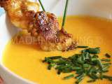 Soupe froide de carottes, poivrons et maïs avec des brochettes de poulet-crevettes sauce satay