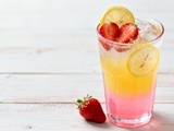 Cocktail barbapapa à la limonade et à la fraise : la recette colorée pour épater vos invités