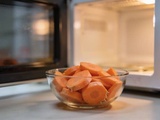 Comment cuire des carottes au micro-ondes : timing et étapes