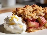 Crumble de rhubarbe revisité avec cet ingrédient surprenant qui sublime son acidité
