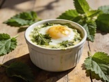 Œufs cocotte aux orties : plus doux que l’épinard, moins connu
