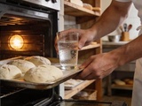 Pourquoi les meilleurs boulangers mettent un verre d’eau dans le four et pas seulement la pâte
