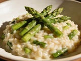 Risotto aux asperges vertes : la recette crémeuse qui célèbre l’arrivée des premiers légumes de printemps
