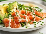 Salade au saumon fumé et avocat : fraîche, chic et prête en 5 min