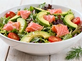 Salade au saumon fumé et avocat : recette fraîche et nutritive en 15 minutes
