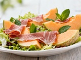 Salade de melon au jambon cru : recette fraîche et facile pour l’été