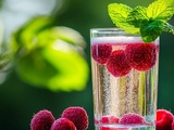 Soupe de champagne framboise : cocktail pétillant pour les fêtes