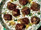 Boulettes de viande au zaatar, sauce aux yaourt épicée