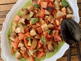 Salade de tomates sur une crème verte de mozzarella