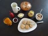 Brunch du dimanche matin : Compote ananas/pommes/bananes/vanille, minis muffins plats et yaourt au muesli