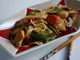 Nouilles au poulet et légumes sautés au wok