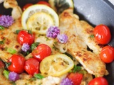 Escalopes de poulet à la poêle, tomates cerises et fleurs de ciboulette