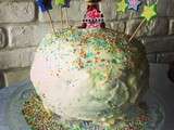 Gâteau pinata aux bonbons spécial anniversaire