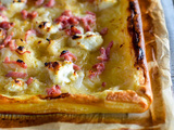 Tarte chèvre miel lardons et oignons