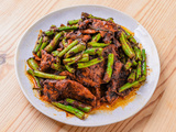 Authentique Pad Prik Gaeng – Sauté de porc au curry rouge