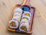 California roll au saumon et à l’avocat