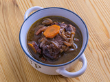 Joues de porc braisées au vin rouge