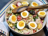 Salade d’orge perlé aux œufs, sauce tahin