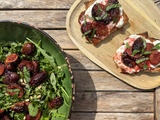Tartine de figues rôties & stracciatella + salade de roquette