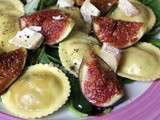 Salade tiède de raviolis figue/jambon cru, pousses d’épinard, figues poêlées & crottin de Chavignol (article sponsorisé)