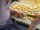 Cuisiner des petits gâteaux de Noël avec les enfants (2 ans et demi)