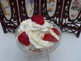 Coupe de glace a la fraise et sirop de fraise tagada