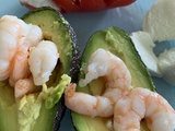 Éventail de tomates à la mozzarella, balsamiques, avocat, crevette