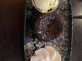 Moelleux au chocolat, glace, vanille et chantilly