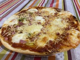 Pizza aux poireaux, tomates, dés de jambon et mozzarella
