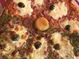 Pizza bicolore pesto roquette, tomate, mozza, olive et chèvre