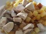 Poêlée de pommes de terre, morceaux de poulet et champignons à la crème