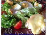 Salade au poulet curcuma, tomates cerises, et son toast grillé au pavé d'affinois