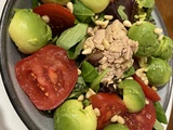 Salade composée tomates, billes d 'avocat, mâche et thon, pignons et sa petite vinaigrette